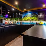 Housecube, Bar , Prywatne Kino, Bilard , Luxus